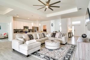 Χώρος καθιστικού στο Pet-Friendly Yard! Comfy Lehigh Acres Getaway