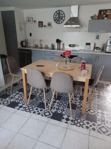 Kuchyň nebo kuchyňský kout v ubytování Chambre + 8 fotografií