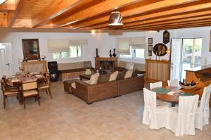 A seating area at Dimeon Villa