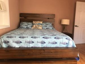 um quarto com uma cama e uma cabeceira em madeira em Hidden Lakefront Retreat em Sherburne