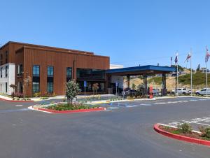 莫罗贝Hampton Inn Morro Bay的建筑物前的空停车场