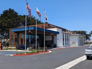 Ein Gebäude mit zwei amerikanischen Flaggen auf einer Straße in der Unterkunft Hampton Inn Morro Bay in Morro Bay