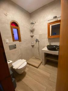 La salle de bains est pourvue de toilettes et d'un lavabo. dans l'établissement 4 Beds Flat with Shared Pool, à Stalida