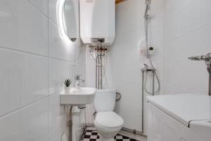 Bathroom sa Cosy home & terrace in a 1910-wooden house