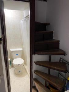 - Baño con aseo y escalera con en apartamento poblado, en Medellín