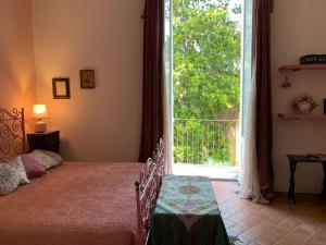 レッチェにあるPalazzo Apostolico Orsiniのベッドルーム1室(ベッド1台、大きな窓付)