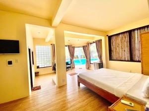 1 dormitorio con 1 cama grande y sala de estar en Jaguar House Resort Muine, en Mui Ne
