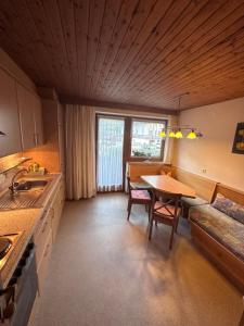 une cuisine avec une table et une salle à manger dans l'établissement Haus Claudia, à Schwendau