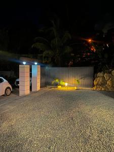 un coche aparcado en un estacionamiento por la noche en Charmante maison avec jacuzzi, en Le Gosier