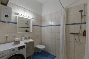 een badkamer met een toilet, een wastafel en een douche bij Wohnung 3 neben Warschauer Platz und Spree in Berlijn