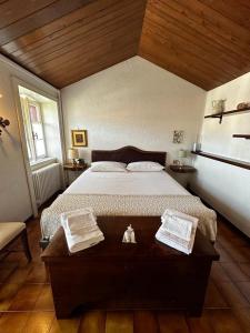 um quarto com uma cama grande e um tecto de madeira em Ester Lakehouse, graziosa casa indipendente em Lierna