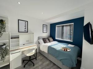 Dormitorio pequeño con cama, escritorio y ordenador en We House - Selly Oak Birmingham en Birmingham