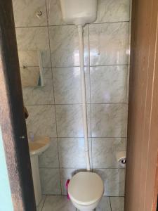 een badkamer met een toilet en een wastafel bij Casa Linha Férrea in Diamantina