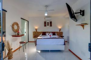um quarto com uma cama num quarto em Pousada Endlessenses em Itacaré