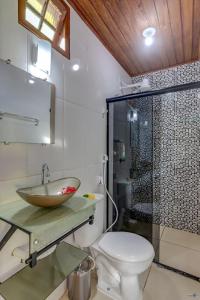 a bathroom with a sink and a toilet and a shower at Pousada Endlessenses in Itacaré