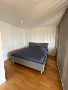 een slaapkamer met een bed in de hoek van een kamer bij Vila Ester - apartman Lovrana in Lovran