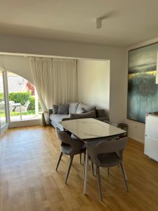 uma sala de estar com uma mesa e um sofá em Vila Ester - apartman Lovrana em Lovran