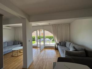 ein Wohnzimmer mit einem Sofa und einem Tisch in der Unterkunft Vila Ester - apartman Lovrana in Lovran