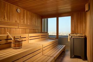una sauna con vistas a la ciudad en Adina Apartment Hotel Munich en Múnich