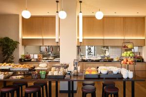 uma cozinha com um monte de comida numa mesa em Adina Apartment Hotel Munich em Munique