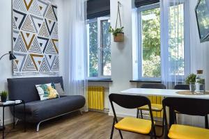 sala de estar con sofá y mesa en Затишні дворівневі смарт апартаменти en Bila Tserkva