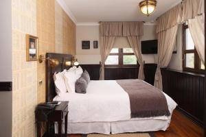a bedroom with a bed and a window at Hotel Boutique Castillo Rojo in Santiago