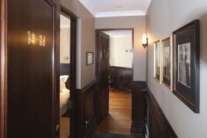 a hallway with a door leading to a bedroom at Hotel Boutique Castillo Rojo in Santiago