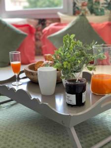 - une table avec un plateau de nourriture et de boissons dans l'établissement T2 Cosy climatisé 5 min aéroport, à Blagnac