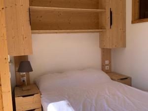 um quarto com um beliche e um candeeiro em Appartement Huez, 3 pièces, 6 personnes - FR-1-405-172 em Alpe-dʼHuez