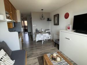 ein Wohnzimmer mit einer Küche und einem Esszimmer in der Unterkunft Appartement Huez, 2 pièces, 4 personnes - FR-1-405-173 in L'Alpe-d'Huez