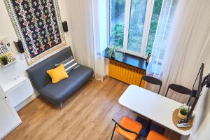 ein Wohnzimmer mit einem Sofa und einem Tisch in der Unterkunft Затишні дворівневі смарт апартаменти in Bila Zerkwa