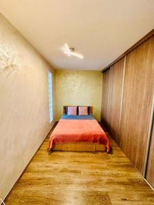 een slaapkamer met een bed in het midden bij Confort City Residence in Popeşti-Leordeni