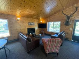 Area tempat duduk di Hideaway Lodge: Big Elk Lodge 8bd/8bth, sleeps 36