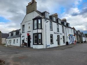 un edificio blanco al lado de una calle en Macbeth Arms, en Lumphanan