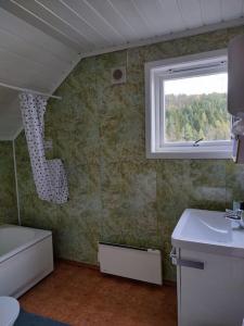 uma casa de banho com um WC, um lavatório e uma janela em Hus i Telemarkskanalens hjerte em Ulefoss