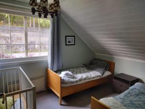 um pequeno quarto com uma cama e uma janela em Hus i Telemarkskanalens hjerte em Ulefoss