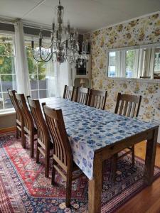 uma sala de jantar com uma mesa com cadeiras e uma sala de jantar em Hus i Telemarkskanalens hjerte em Ulefoss