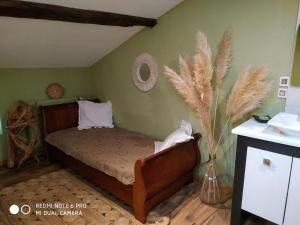 מיטה או מיטות בחדר ב-Chambre Bohême