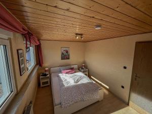 Cette petite chambre comprend un lit. dans l'établissement Ferienwohnung Smuda, à Bad Laasphe
