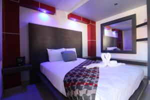 En eller flere senger på et rom på Hotel Hacienda
