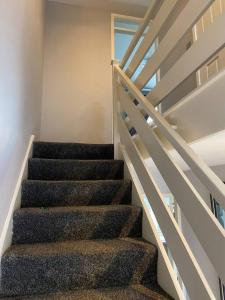 eine Treppe in einem Haus mit Treppengeländer in der Unterkunft Garland way 2 bed house Sheffield free parking 5 min from m1 in Mosborough