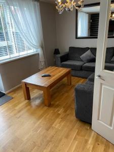 ein Wohnzimmer mit einem Couchtisch und einem Sofa in der Unterkunft Garland way 2 bed house Sheffield free parking 5 min from m1 in Mosborough