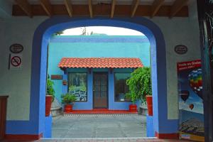 una entrada azul a un edificio con puerta en Villas Arqueologicas Teotihuacan, en San Juan Teotihuacán