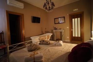 - un salon avec un lit et un lustre dans l'établissement Bari Antica Boutique B&B, à Bari
