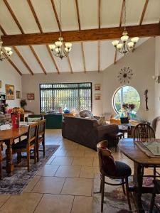 een grote woonkamer met een bank en tafels bij Epicure Home Guesthouse in Heidelberg