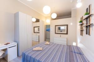 um pequeno quarto com uma cama azul num quarto em 200 m da Porta Susa & 10 minuti a piedi dal Centro em Turim