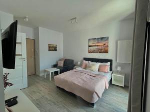 una camera con un letto e una televisione di Studio Apartment Raspberry by Galeria Północna a Varsavia