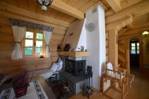 Cabaña de madera con sala de estar con chimenea en Resetówka - w dzień wyjazdu zostań do wieczora, en Brenna