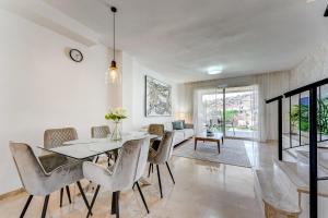 - une salle à manger avec une table et des chaises dans l'établissement Elegance Luxury Vacation House, à Puerto de Santiago
