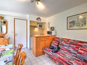 a living room with a couch and a kitchen at Appartement Morzine, 2 pièces, 6 personnes - FR-1-524-19 in Morzine